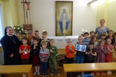 8-grudnia-dzieci-otrzymaly-cudowny-medalik-2