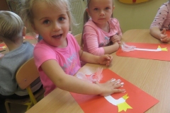 Aniołki wykonują godło Polski