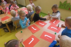 Aniolki-wykonuja-godlo-Polski-2