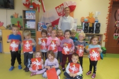 Aniolki-wykonuja-godlo-Polski-3