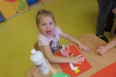 Aniolki-wykonuja-godlo-Polski-4