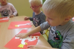 Aniolki-wykonuja-godlo-Polski-5