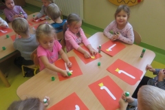 Aniolki-wykonuja-godlo-Polski-6