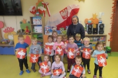 Aniolki-wykonuja-godlo-Polski-7