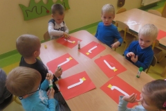 Aniolki-wykonuja-godlo-Polski-8