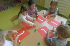 Aniolki-wykonuja-godlo-Polski-9