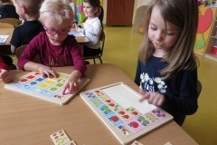 Dzieci świetnie się bawią podczas układania - 9.03