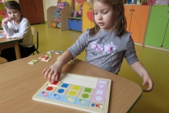 Dzieci-swietnie-sie-bawia-podczas-ukladania-9.03-1