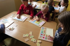 Dzieci-swietnie-sie-bawia-podczas-ukladania-9.03-2