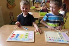 Dzieci-swietnie-sie-bawia-podczas-ukladania-9.03-3