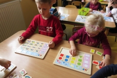 Dzieci-swietnie-sie-bawia-podczas-ukladania-9.03-4