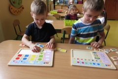 Dzieci-swietnie-sie-bawia-podczas-ukladania-9.03-5