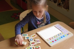 Dzieci-swietnie-sie-bawia-podczas-ukladania-9.03-6