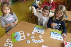 Dzieci-swietnie-sie-bawia-podczas-ukladania-9.03-7