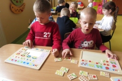 Dzieci-swietnie-sie-bawia-podczas-ukladania-9.03-8