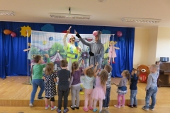 Dzien-pluszowego-misia-i-przedstawienie-o-bezpieczenstwie-24.11-11