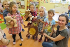 Dzien-pluszowego-misia-i-przedstawienie-o-bezpieczenstwie-24.11-16