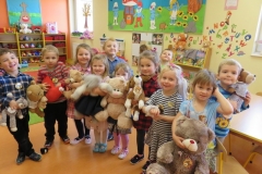 Dzien-pluszowego-misia-i-przedstawienie-o-bezpieczenstwie-24.11-17