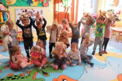 Dzien-pluszowego-misia-i-przedstawienie-o-bezpieczenstwie-24.11-2