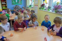 Jemy zdrowo i kolorowo - surówka z marchewki i pomarańcza w grupie Promyczków - 6.10