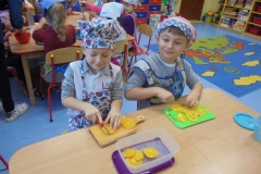 Jemy-zdrowo-i-kolorowo-surowka-z-marchewki-i-pomarancza-w-grupie-Promyczkow-6.10-1