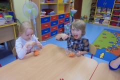 Jemy-zdrowo-i-kolorowo-surowka-z-marchewki-i-pomarancza-w-grupie-Promyczkow-6.10-10