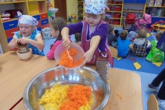 Jemy-zdrowo-i-kolorowo-surowka-z-marchewki-i-pomarancza-w-grupie-Promyczkow-6.10-12