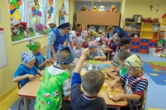 Jemy-zdrowo-i-kolorowo-surowka-z-marchewki-i-pomarancza-w-grupie-Promyczkow-6.10-13