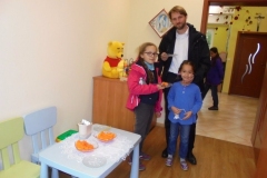 Jemy-zdrowo-i-kolorowo-surowka-z-marchewki-i-pomarancza-w-grupie-Promyczkow-6.10-14