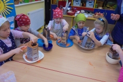 Jemy-zdrowo-i-kolorowo-surowka-z-marchewki-i-pomarancza-w-grupie-Promyczkow-6.10-15