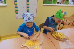 Jemy-zdrowo-i-kolorowo-surowka-z-marchewki-i-pomarancza-w-grupie-Promyczkow-6.10-16