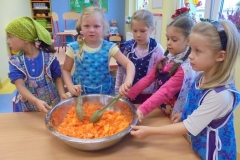 Jemy-zdrowo-i-kolorowo-surowka-z-marchewki-i-pomarancza-w-grupie-Promyczkow-6.10-18