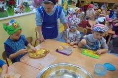 Jemy-zdrowo-i-kolorowo-surowka-z-marchewki-i-pomarancza-w-grupie-Promyczkow-6.10-20