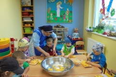 Jemy-zdrowo-i-kolorowo-surowka-z-marchewki-i-pomarancza-w-grupie-Promyczkow-6.10-21