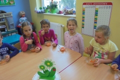 Jemy-zdrowo-i-kolorowo-surowka-z-marchewki-i-pomarancza-w-grupie-Promyczkow-6.10-3