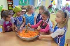 Jemy-zdrowo-i-kolorowo-surowka-z-marchewki-i-pomarancza-w-grupie-Promyczkow-6.10-4