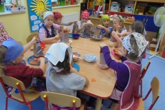 Jemy-zdrowo-i-kolorowo-surowka-z-marchewki-i-pomarancza-w-grupie-Promyczkow-6.10-5