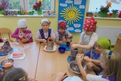 Jemy-zdrowo-i-kolorowo-surowka-z-marchewki-i-pomarancza-w-grupie-Promyczkow-6.10-6