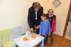 Jemy-zdrowo-i-kolorowo-surowka-z-marchewki-i-pomarancza-w-grupie-Promyczkow-6.10-7