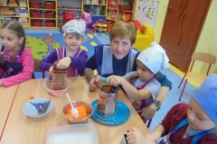 Jemy-zdrowo-i-kolorowo-surowka-z-marchewki-i-pomarancza-w-grupie-Promyczkow-6.10-8