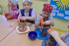 Jemy-zdrowo-i-kolorowo-surowka-z-marchewki-i-pomarancza-w-grupie-Promyczkow-6.10-9