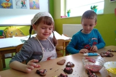 Motylki i Słoneczka pieką pierniczki na święta