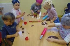 Motylki-i-Sloneczka-pieka-pierniczki-na-swieta-1