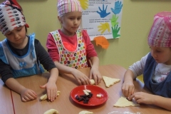 Pieczemy rogaliki w grupie starszaków - 7.11