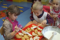 Pieczemy-rogaliki-w-grupie-starszakow-7.11-7