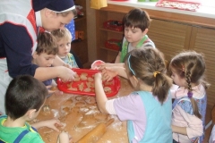 Pieczenie-piernikow-w-grupie-starszakow-04.12-10