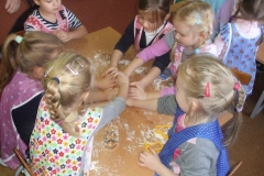 Pieczenie-piernikow-w-grupie-starszakow-04.12-2