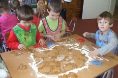Pieczenie-piernikow-w-grupie-starszakow-04.12-3