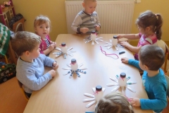 Poznajemy tworzywa sztuczne w grupie Boże duszki 17.03