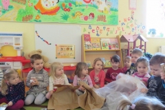 Poznajemy-tworzywa-sztuczne-w-grupie-Boze-duszki-17.03-1